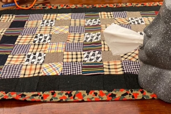 做帽子剩下的零碎布料別浪費，縫成拼布桌墊同樣實用又美觀。