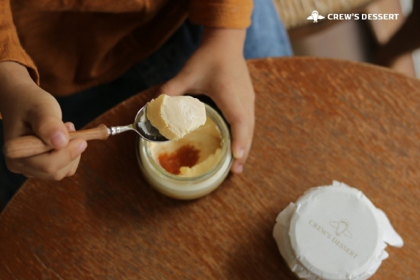 嘉明焦糖烤布蕾，也使用鮮乳坊嘉明鮮乳製作，都能安心享用。