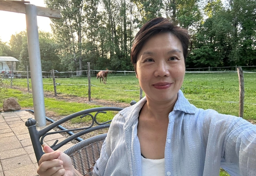 從航空公司退休後，馮美莉到法國鄉村莊園民宿打工換宿。（馮美莉提供）