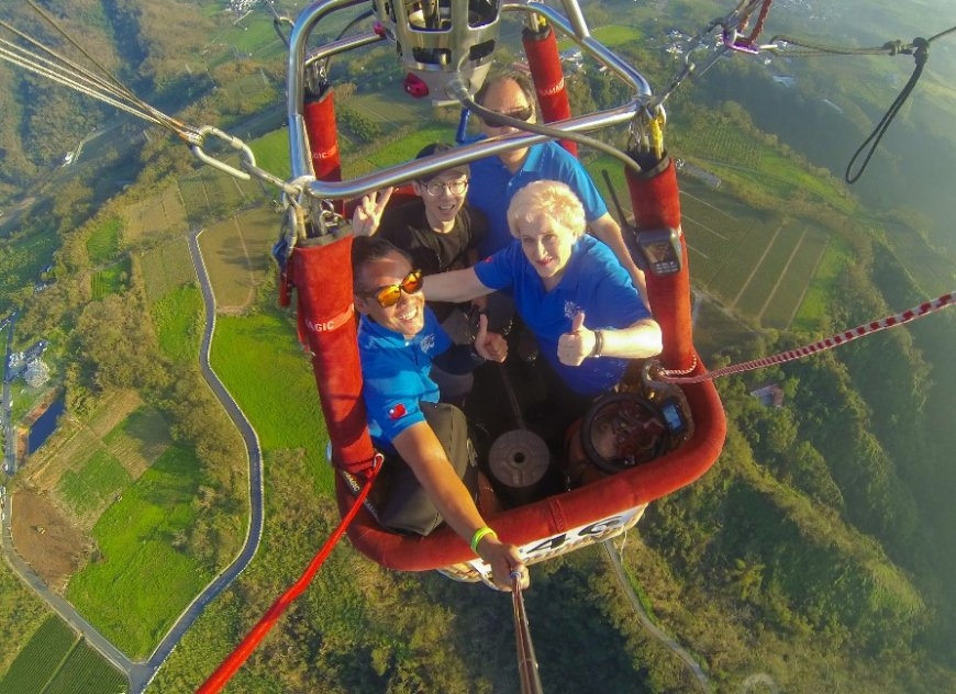 90歲那年，彭蒙惠到台東搭熱氣球，顯示其喜愛嘗試新事物的特質。（《空中英語教室》提供）