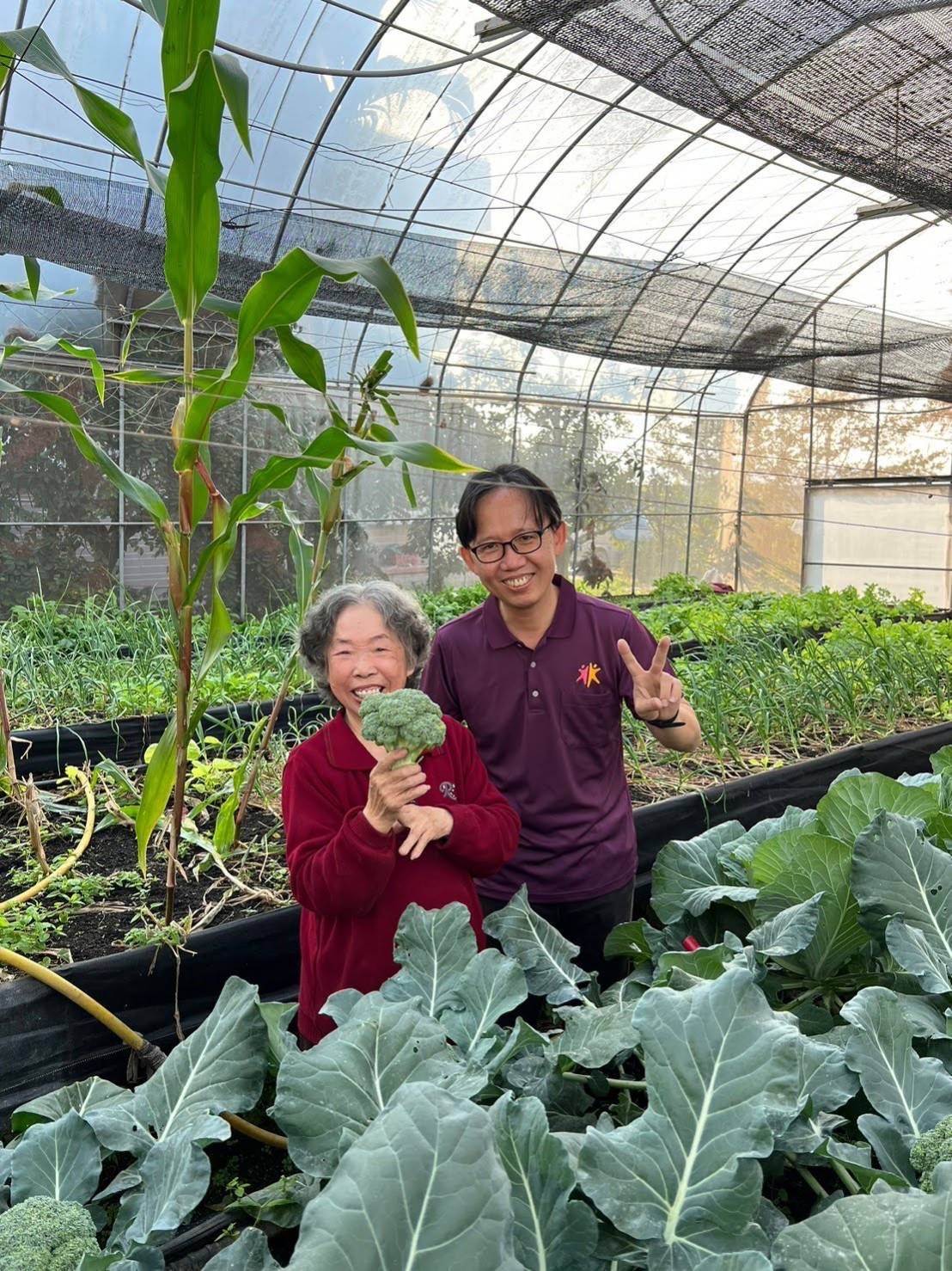 不只是照顧，更要讓長輩的生活中有成就感。圖為林金立（右）和媽媽在自家的開心農場合影。