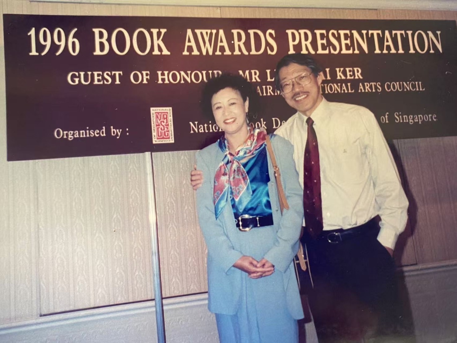 羅伊菲於1996年以短篇小說集《大地有情》獲得新加坡全國書籍獎。