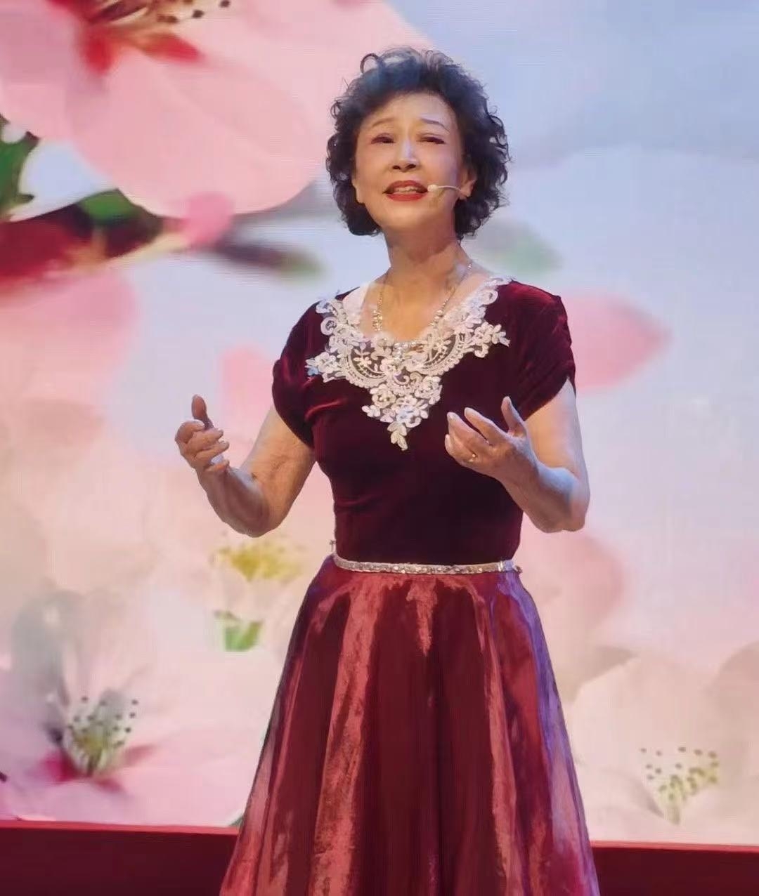 羅伊菲中年後開始學聲樂，並參與音樂劇演出。