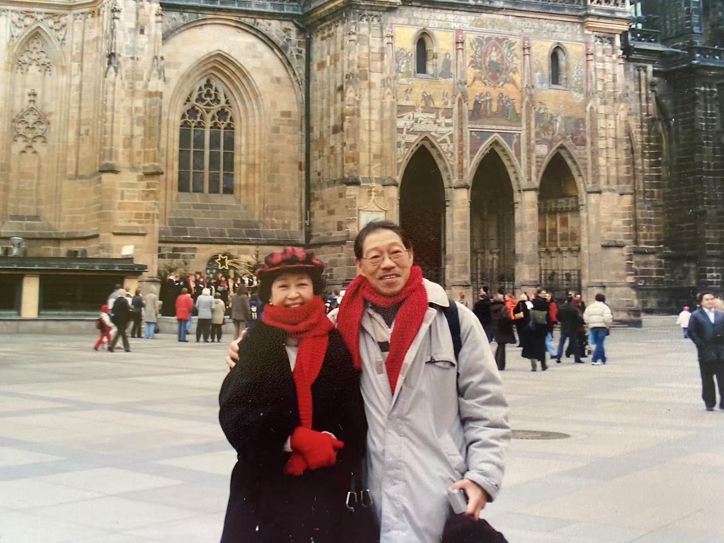 羅伊菲在2006年與合唱團赴布拉格參加國際合唱比賽，先生也同行。