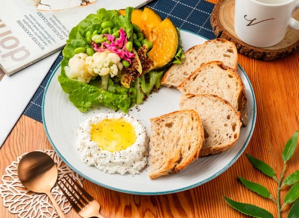 毛豆藜麥沙拉、瑞卡塔起司和酸麵包搭配，營養滿點的餐桌選擇。
