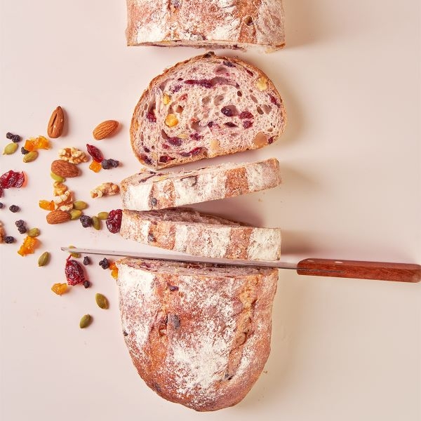 「莓果六合奏」是以自家培養魯邦種天然酵母、日本鳥越麵粉、全麥粉、裸麥粉、六種莓果堅果，研製出無糖無油、健康無負擔的歐式麵包。