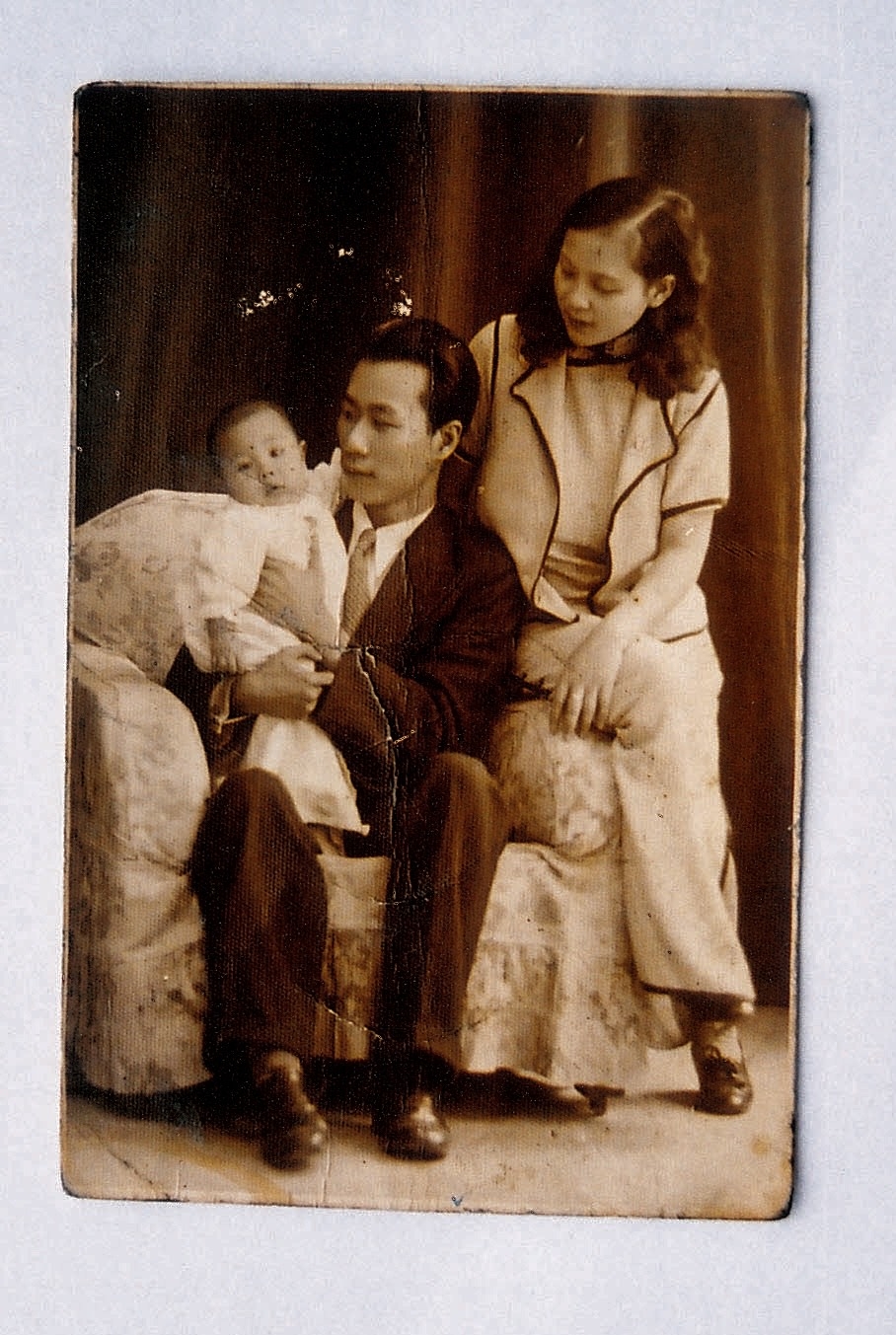 謝孟雄出生那年，與父親謝東閔、母親潘影清的合影。（謝孟雄提供）