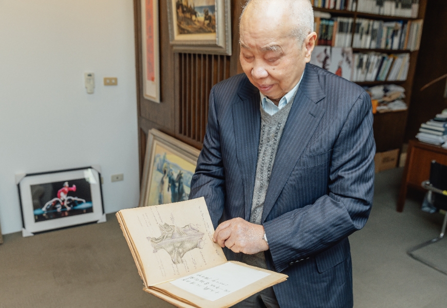 謝孟雄展示自己的手繪圖稿，畫工相當細緻。