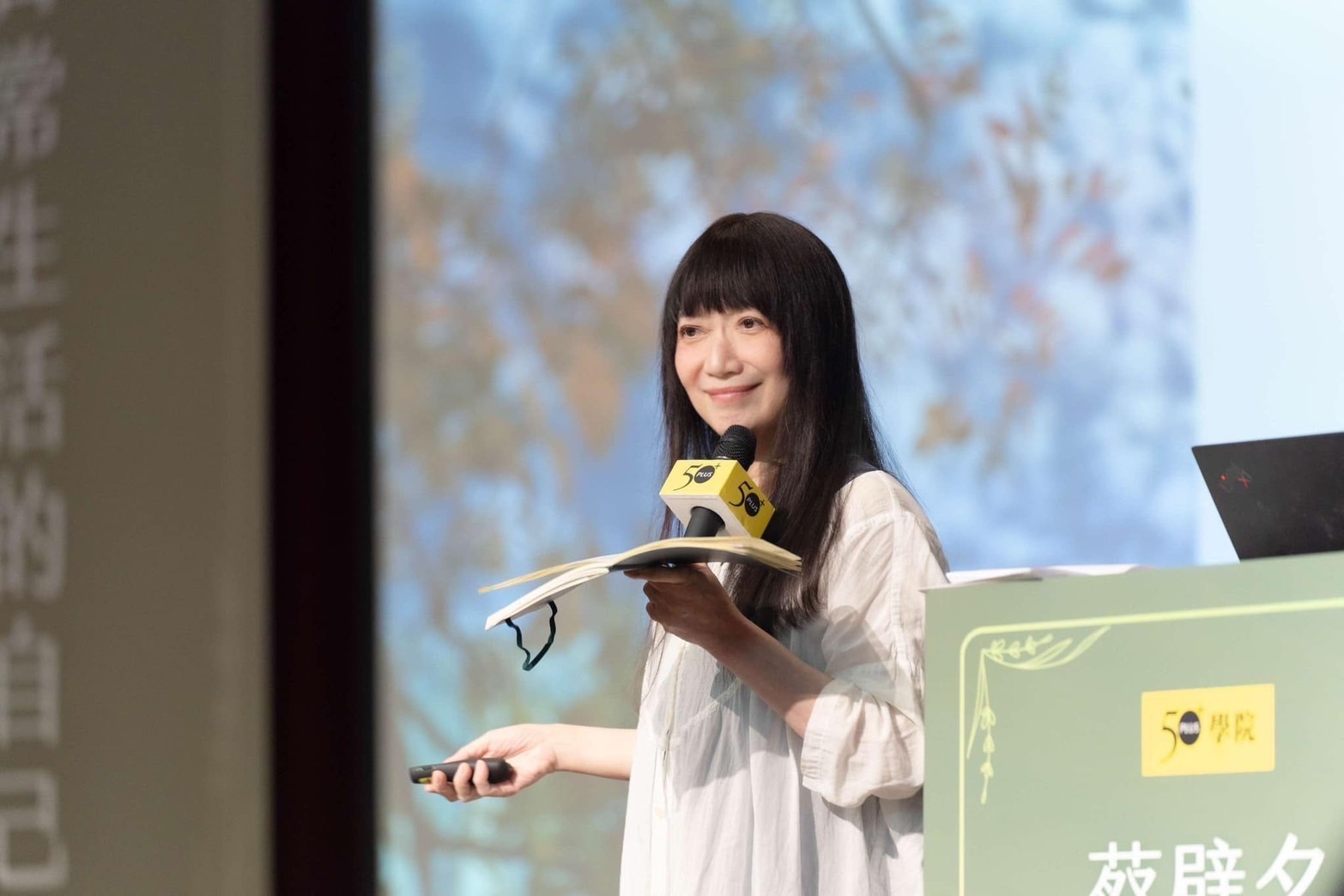 身心鬆柔身體實作課授課當天，蔡璧名氣色極佳，並與《50+》學員互動愉快。