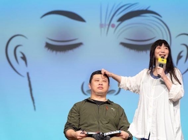 蔡璧名講解穴道位置，大螢幕上同步投影，坐在後面的學員，也能看得清楚。