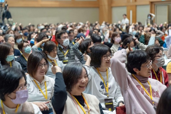 《50+》學員專注地聽蔡璧名講解，並歡欣地跟著練習。