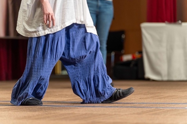 蔡璧名示範走虛實步時，腳跟先落地，動作要輕柔。