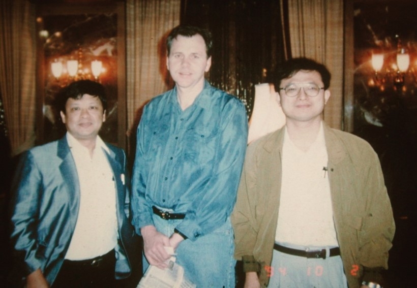 吳明賢（右）從醫以來對於研究十分熱衷，圖為他和發現幽門螺旋桿菌的諾貝爾獎得主馬歇爾（中）合影。 