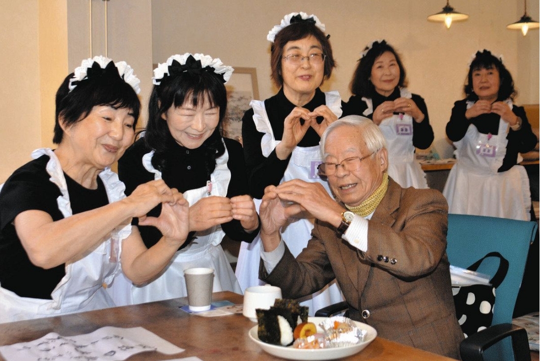 在這家「冥土喫茶」不分年齡、從店員到顧客都十分樂在其中。（出自東京新聞） 