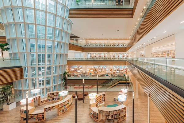 桃園市立圖書館總館的採光通風井，使館內顯得通透明亮。（出自桃園市政府網站）