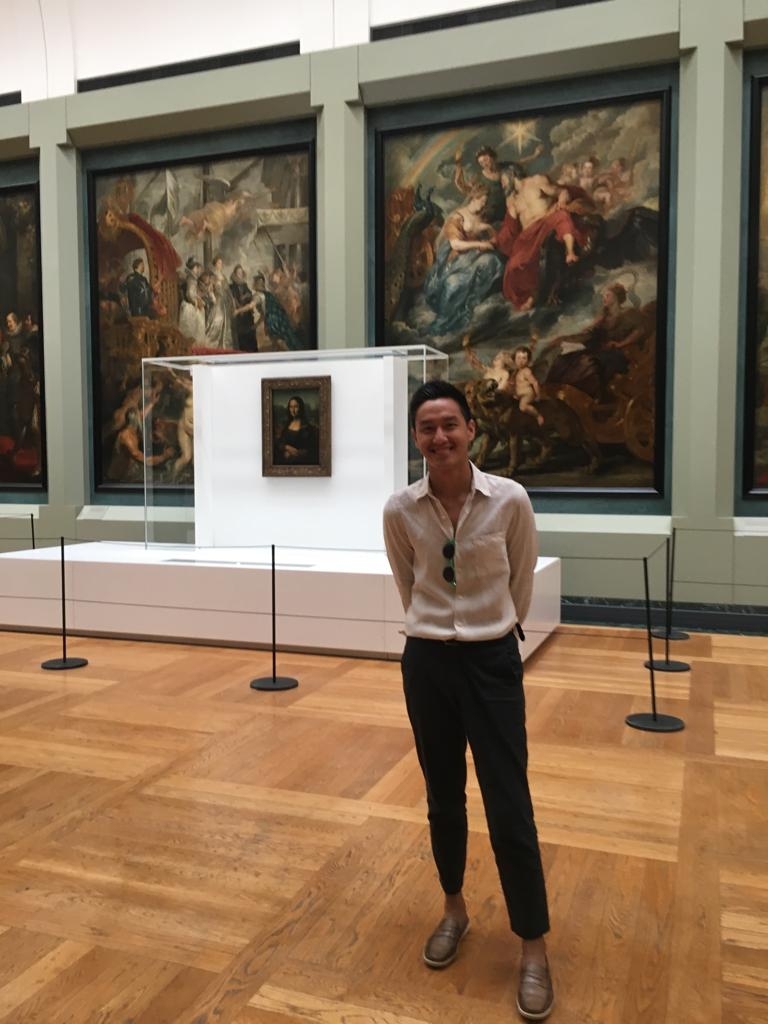 在團隊的專業安排下，完成了「羅浮宮包場」的不可能任務。圖為David與羅浮宮鎮館之寶〈蒙娜麗莎的微笑〉獨照。