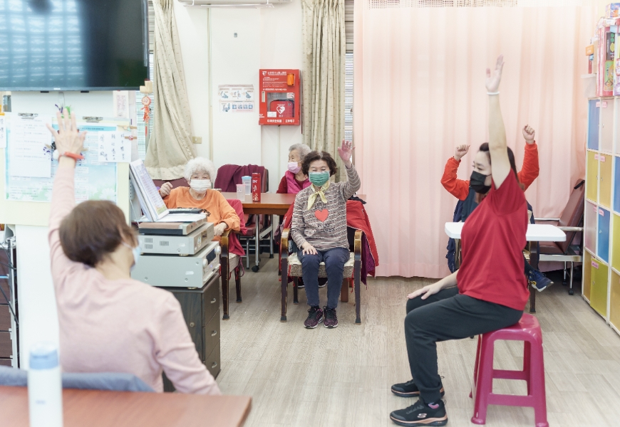 自由時間結束後，長輩回到自己的座位進行健康操課程。