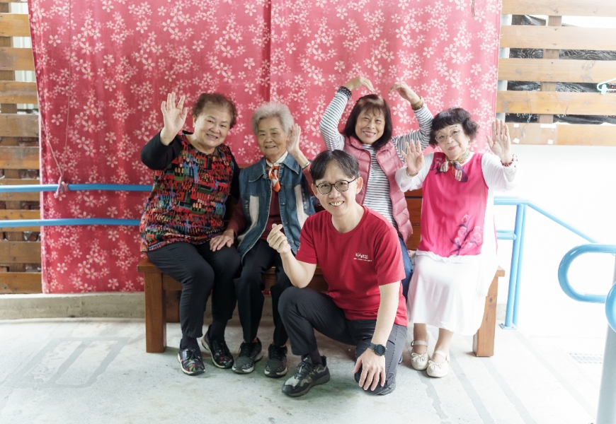 執行長林金立（中）與日照中心長輩合影。一聽到要拍照，長輩立刻擺出活潑的姿勢。