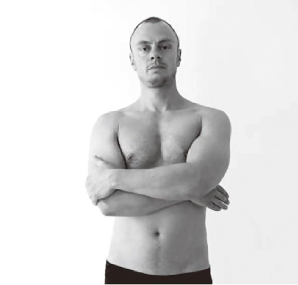 雙手輕放在肘部。（柿子文化提供）