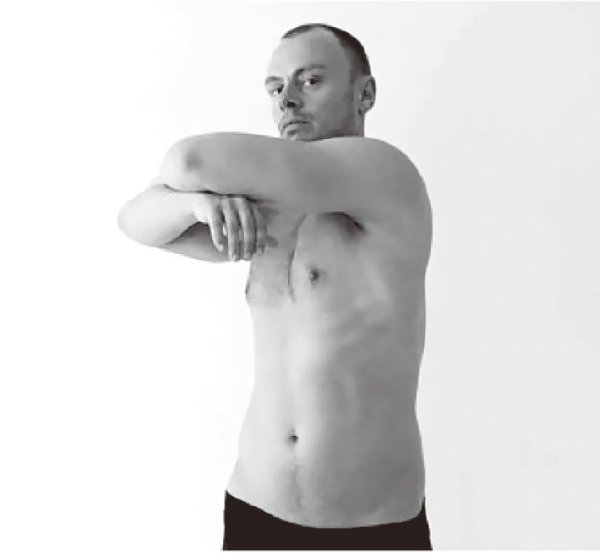 向右扭轉斜方肌。（柿子文化提供）