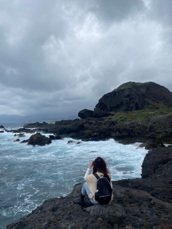 在三仙台附近小島礁邊拍攝海，邊聽海的聲音。