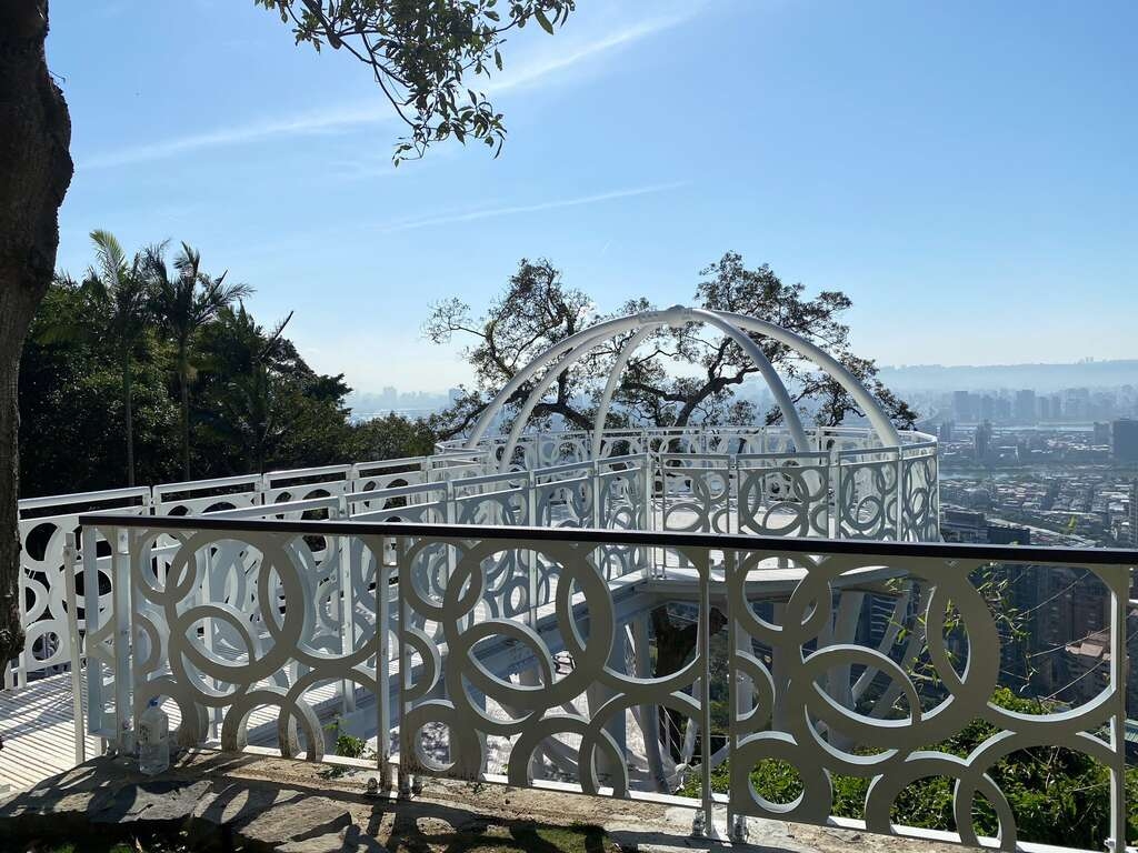 沿線有豐富景觀以及賞景平台的圓山風景區，許多遊客喜歡在此休憩賞景。 (出自台北市政府工務局大地工程處)