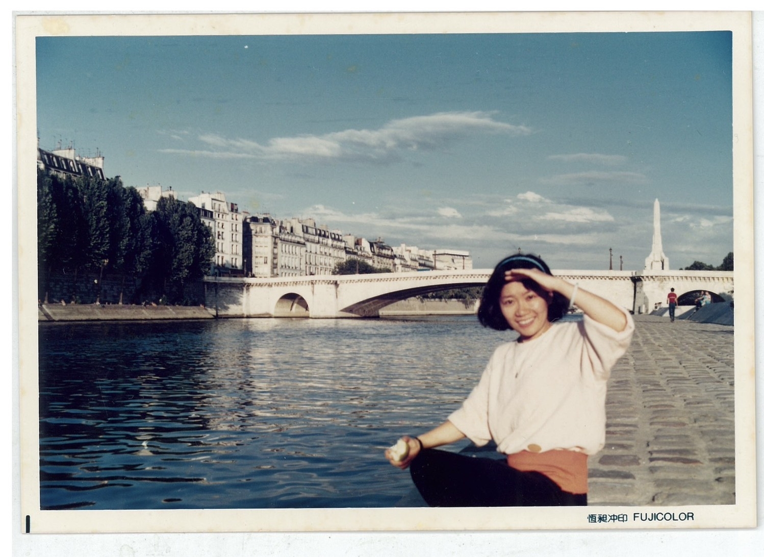 1989年王雅倫於法國巴黎留念影像。