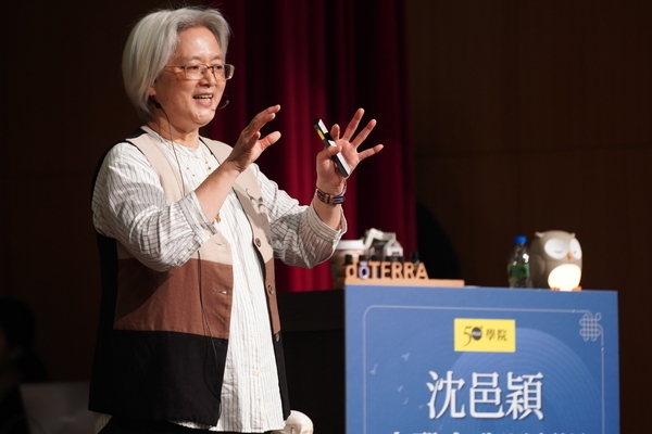  3月的兩個週六午後，沈邑穎將《黃帝內經》與經絡理論的研究，以深入淺出的方式教學。