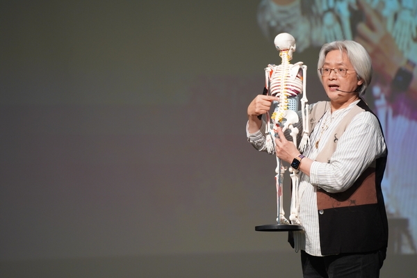 為了向《50+》學員解說人體構造，沈邑穎準備了人體骨骼模型。