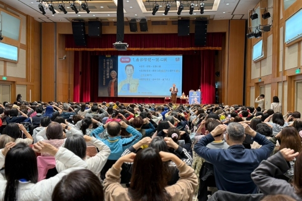 《50+》學員跟著沈邑穎的示範，伸出食指輕撥眉毛，使情緒平穩。（《50+》提供））