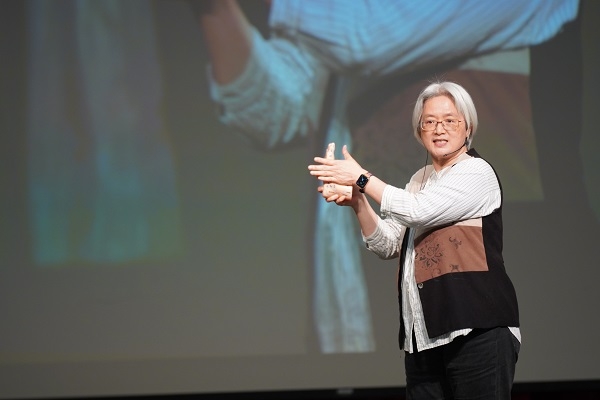 沈邑穎以足針灸模型輔助解說，建議有失眠困擾的《50+》學員睡前可泡腳。