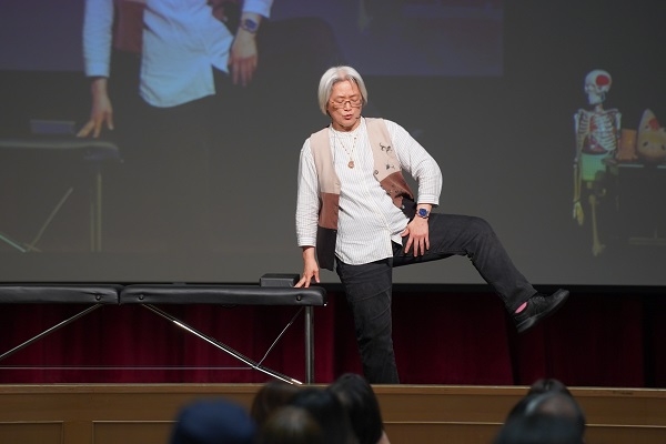 沈邑穎指出，多做開跨的動作，讓髖關節靈活，可保護膝蓋。