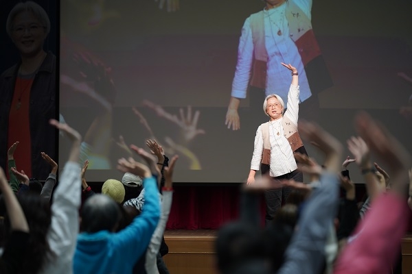 沈邑穎帶領《50+》學員做八段錦中的「雙手托天理三焦」，讓身體更有元氣。