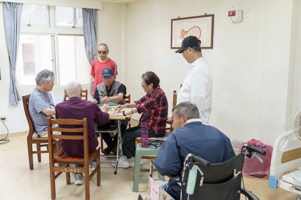 平日三五好友一起在文康室打麻將，勤動腦不易失智。