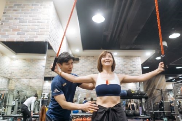 重訓最怕動作不正確，沒練到還傷身，建議一開始最好有教練指導，才能練對肌肉又安全放心。