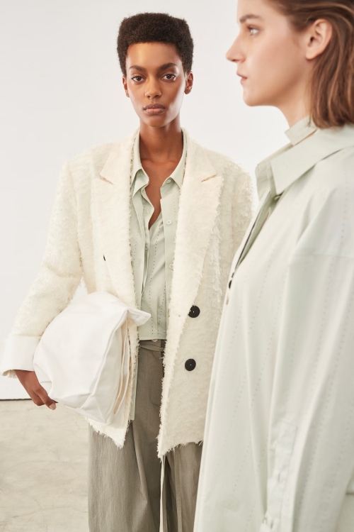 新銳設計師品牌apercu於2025春夏打造出具有現代感的設計語言。