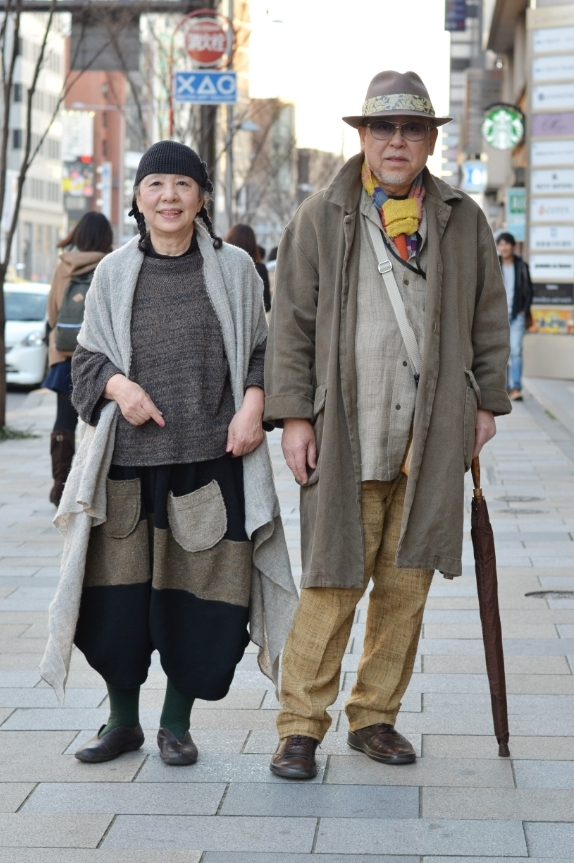 自然材質搭配略為寬鬆的剪裁，看起來自然又率性。