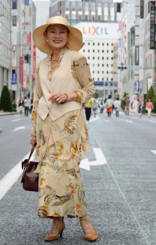 73歲的植原小姐，以全身奶茶色系的穿搭展現一體感。搭配別緻的寬邊帽與西裝式背心，看起來優雅又別緻。