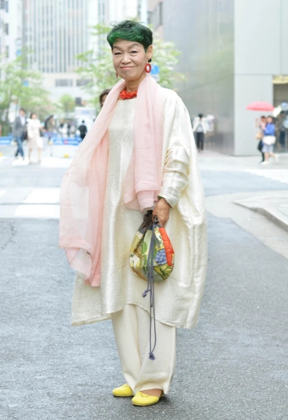 搭配不同色系的配件，可以讓全身的穿搭重點更突出。