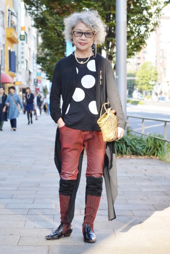 77歲的川崎小姐，黑色長罩衫搭上紅色皮褲和同樣配色的長靴，讓人一看就很有印象，存在感十足。 