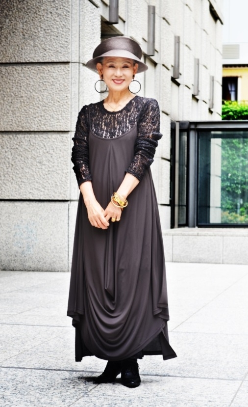拍攝時73歲的植原小姐，以一襲剪裁特殊的黑色連身裙登場，搭配款式別致的帽子、風格大器的耳環和手鐲，就完成了存在感極強的穿搭。 