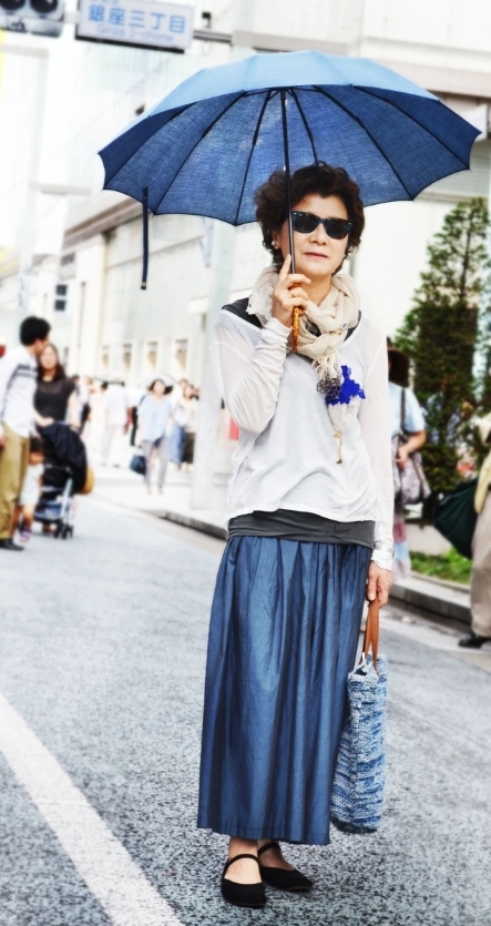 除了包包、圍巾，連雨傘都可以是穿搭的一部分！藍色的棉麻材質在春夏季節很有清涼感。 