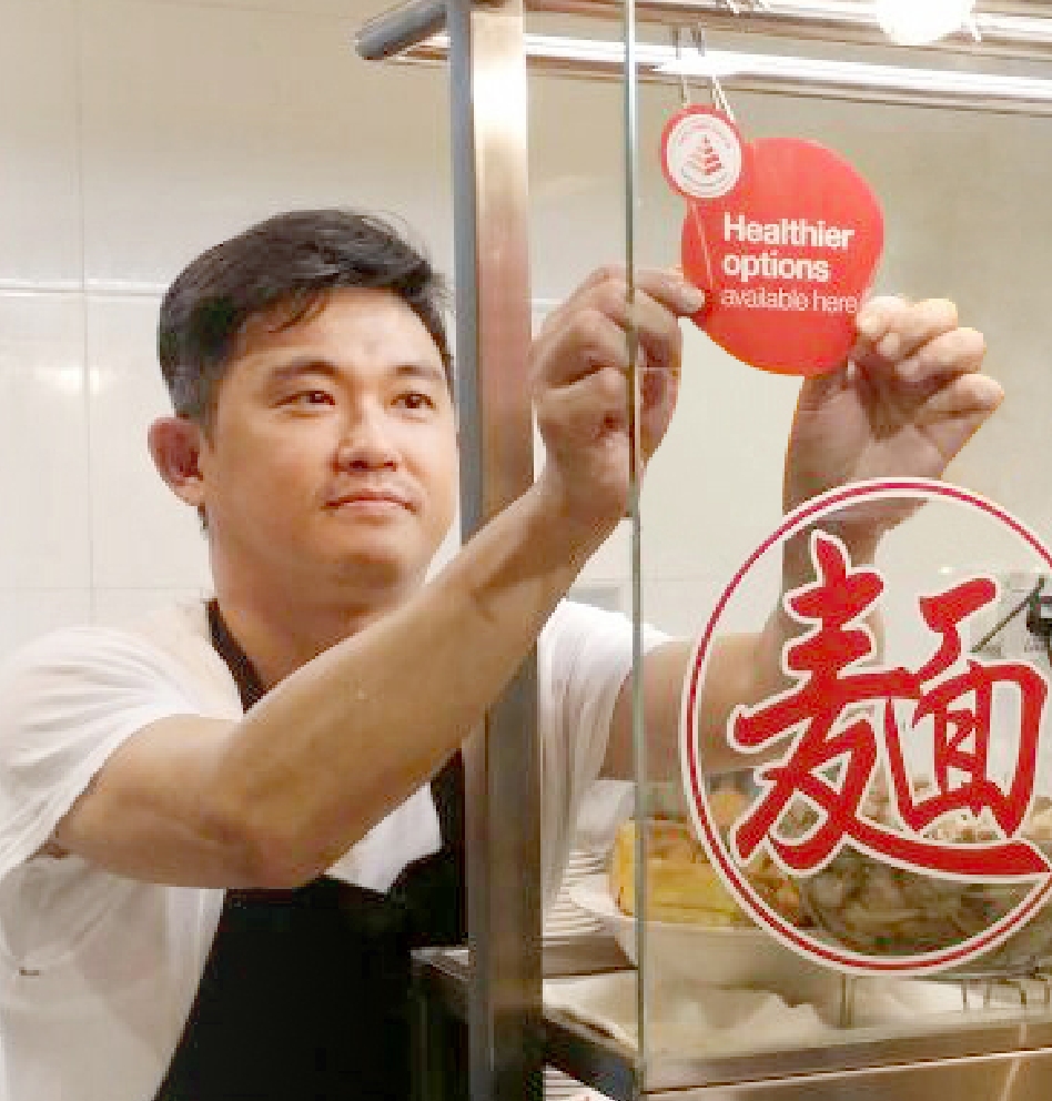 新加坡政府自2014年推動「健康飲食計畫」(Healthier Dining Program),鼓勵餐飲業者加入,為消費者提供低糖、無糖、全榖物含量較高等更健康的飲食。(出自Health Promotion Board)