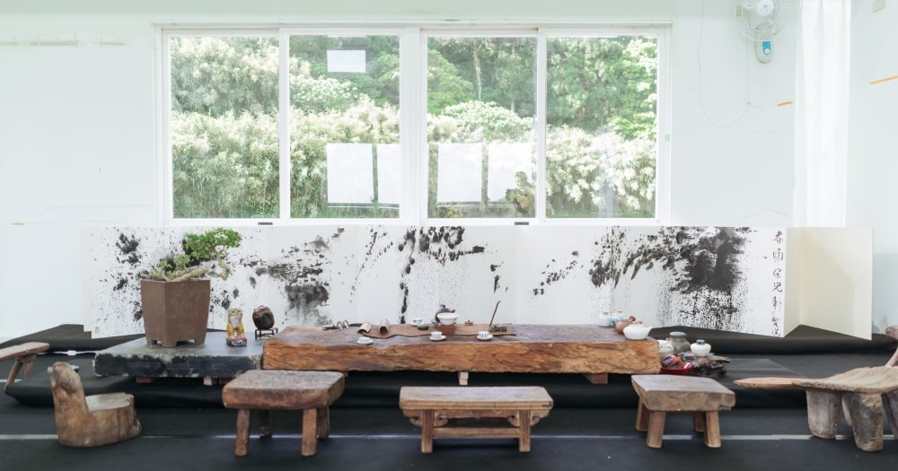 程延平工作室一隅，有茶桌、有創作、有美景。