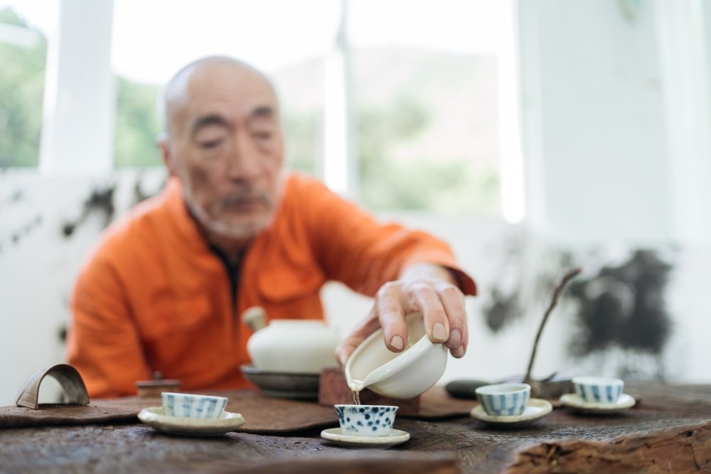 程延平雖然忙到沒時間與人往來，有客來訪時，他仍煮水煨茶待客。