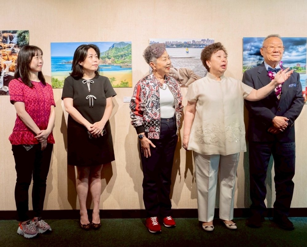 攝影展當天，太太詹晶玲（右二）致詞時，邀請與她情同手足的巨大集團前董事長杜綉珍（右三）上前，廖家女兒Irene（左二）、Monica（左一）一同歡慶。