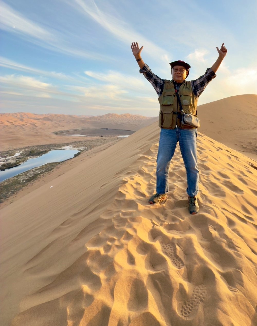 站在海拔1611公尺的巴丹吉林沙漠高峰，讓廖清輝有頂天立地之感，同時也不禁感慨人之渺小。