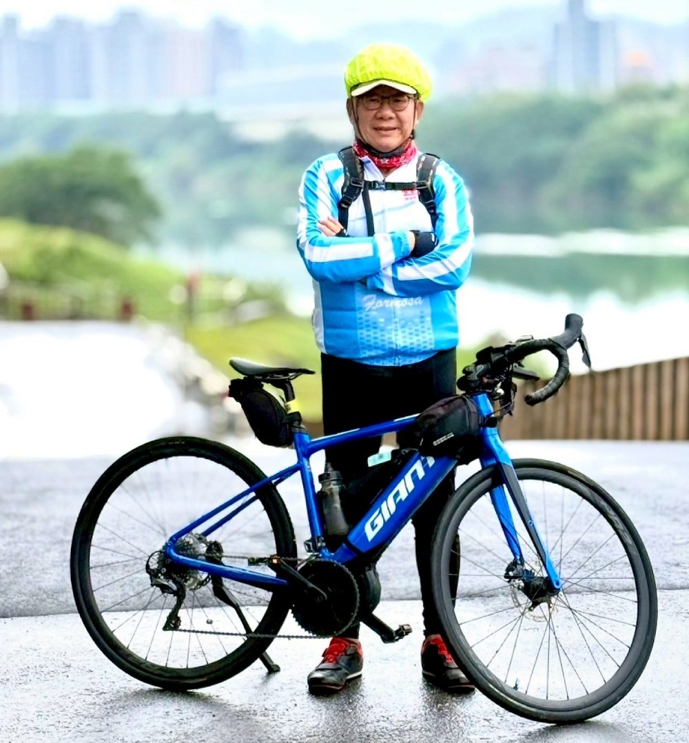 拍照時，廖清輝喜歡雙手交叉抱胸，展現自信。