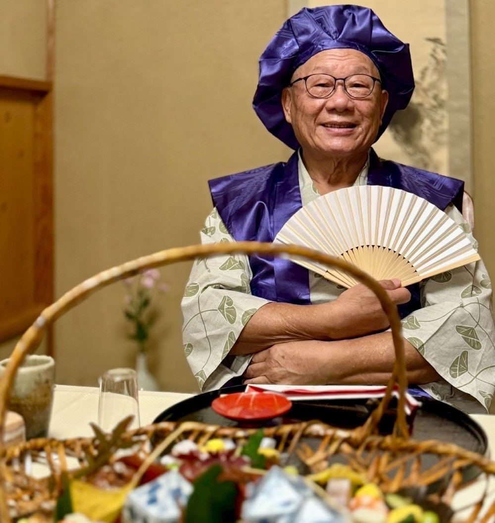 赴日旅遊時，廖清輝穿戴特別的衣帽、吃特別的食物慶祝傘壽（指80歲）。