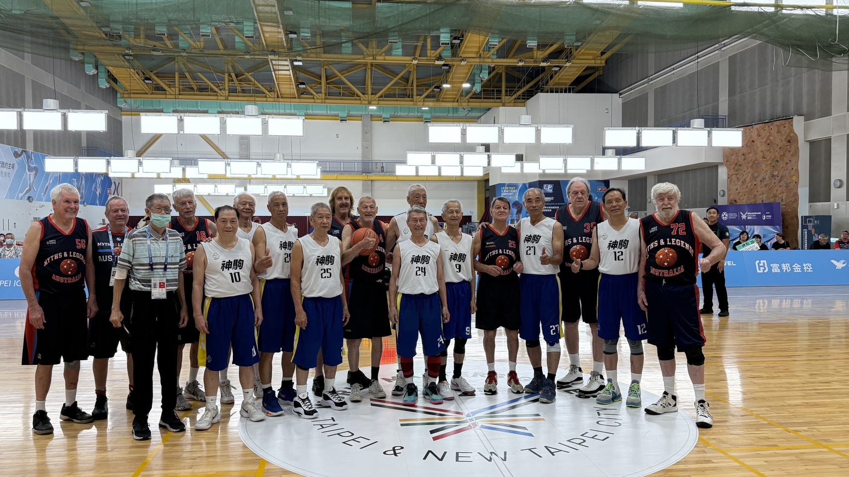 本屆世壯運5對5籃球比賽75+組「唯二」隊伍：神駒隊與來自澳洲的對手球隊合影留念。（神駒隊提供）